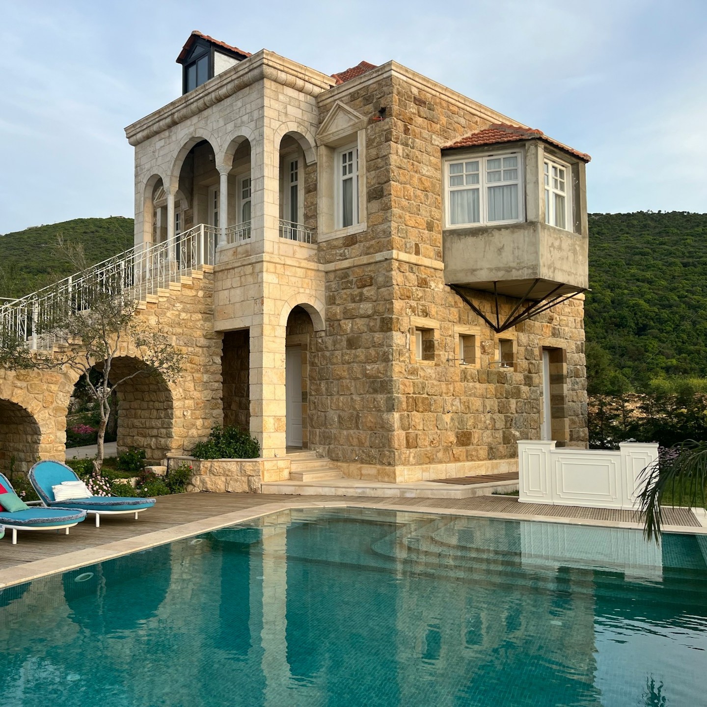 luxury-villa-at-mountain-side